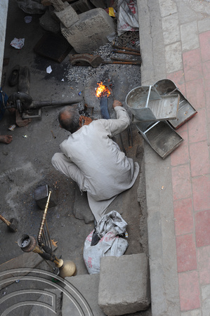 DG75577. Blacksmith under the bridge. Delhi. India. 1.3.11.