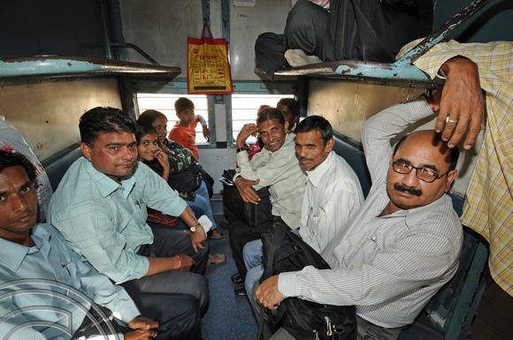 DG77487. Crowded train. Miyagam Karjan Jn. Gujarat. India. 26.3.11.