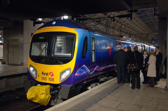 DG05556. 185108. Manchester Piccadilly. 14.3.06.