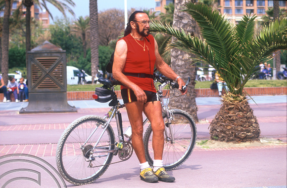 T15268. Older cyclist. Barcelona. Spain. 20003.
