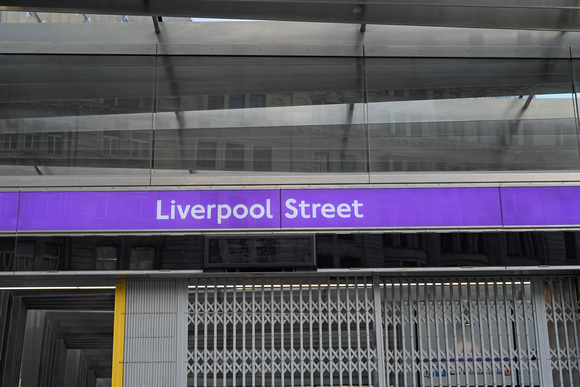 DG367611. Station entrance. Elizabeth line. Liverpool St. 7.3.2022.
