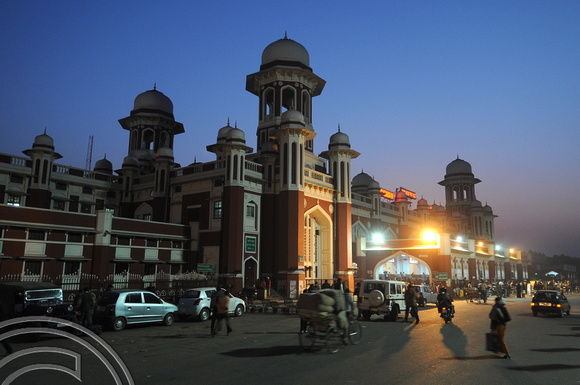 DG70148. Lucknow station. India. 14.12.10.