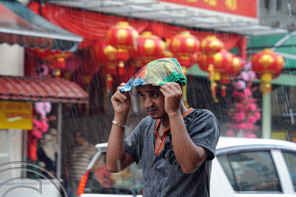 DG102721. Trying to stay dry. KL. Malaysia. 28.1.12.
