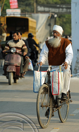 DG69998. Cyclist. Lucknow. India. 13.12.10.