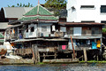DG166640. Ramschackle houses on the Chao Praya. Bangkok. Thailand. 17.12.13.