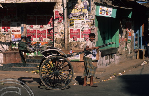T6773. Rickshaw puller. Calcutta. W Bengal. India. 1998.