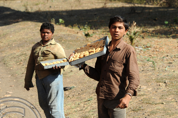 DG76995. Biscuit sellers. Jamwala. Gujarat. India. 23.3.11.