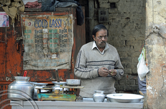 DG69621. Lassi stall. Paharganj. Delhi. India. 8.12.10.