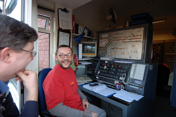 DG08469. Steve Upton and Geoff Downham. Wimbledon Park depot. 29.11.06.