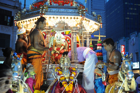 TD26158. Procession.  Sri Mariamman temple. Singapore. 5.10.09.