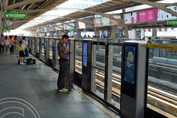 DG204996. New platform edge barriers. Sala Daeng BTS station. Bangkok. Thailand. 5.2.15