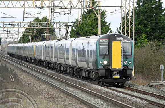 DG436051. 350232. 2K22. 1200 Milton Keynes Central to London Euston. Cheddington. 30.12.2024.