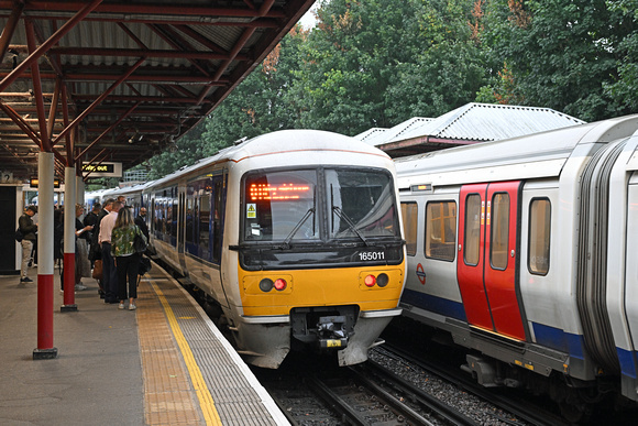 DG426458. 165011. 2C15. 0740 Aylesbury to London Marylebone. Rickmansworth. 5.9.2024.