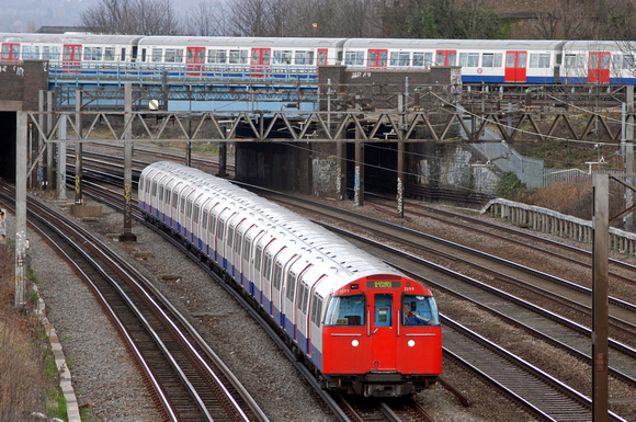 DG02488. Bakerloo tube at Kenton. 15.2.05.