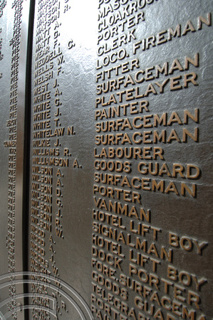 DG04302. War memorial. Edinburgh Waverly. 25.8.05.