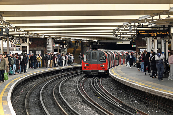 DG443582. Jubilee line train. Finchley Rd. London. 8.4.2025.