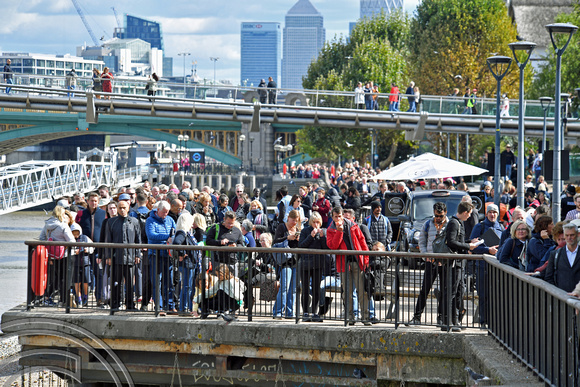 DG379360. Mourners queueing. South bank. London. 16.9.2022.