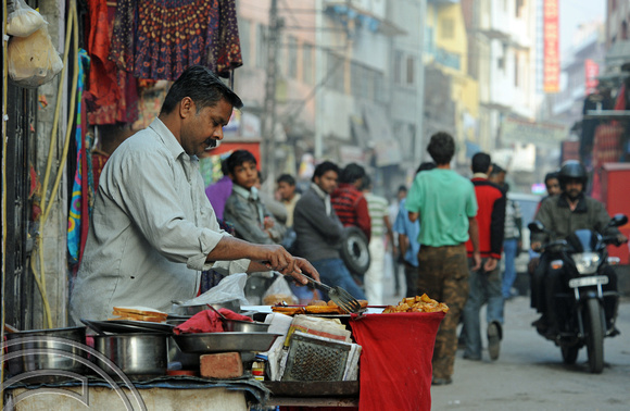 DG69645. Street food. Paharganj. Delhi. India. 8.12.10.