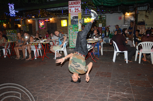 DG166663. Breakdancing. Rambutri. Bangkok. Thailand. 17.12.13.