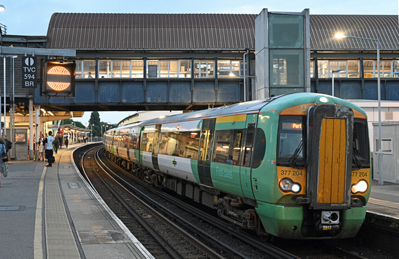 DG426430. 377204. 1C58 1935 London Victoria to Portsmouth Harbour and Bognor Regis. Clapham Junction. 4.9.2024.