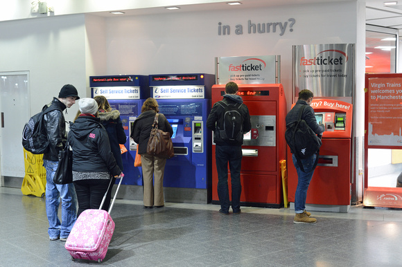 DG200667. Pax buying tickets from machines. Manchester Piccadilly. 12.11.14.