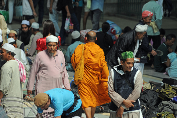 FDG11105. Mix of religions. Hualamphong. Bangkok. Thailand. 26.1.09.