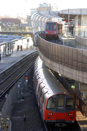 DG08669. DLR and LUL. Canning Town. 9.12.06.