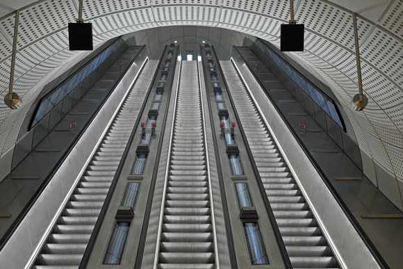 DG367575. Elizabeth line escalators. Liverpool St. 7.3.2022.