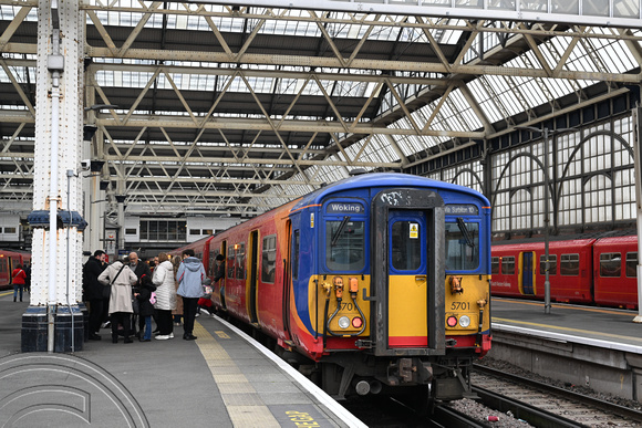 DG435867. 5701. London Waterloo. 28.12.2204.