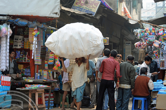 DG70300. Streetlife. Calcutta. India. 16.12.10.