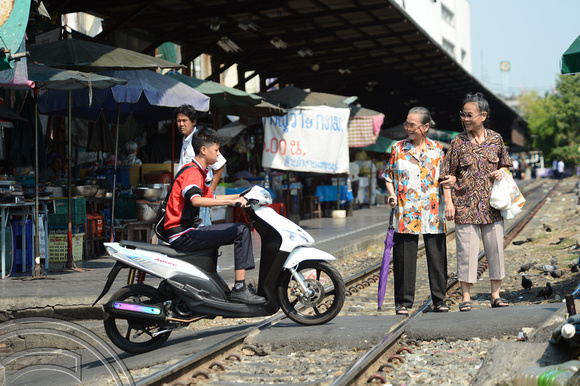 DG204896. Streetlife at the railway station. Wongwian Yai. Bangkok. Thailand. 3.2.15