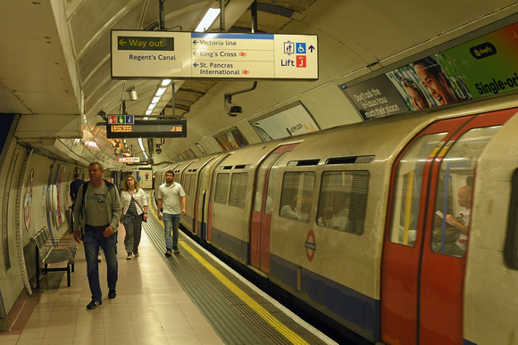 DG375162. Piccadilly line. Kings Cross St Pancras. . 6.7.2022.