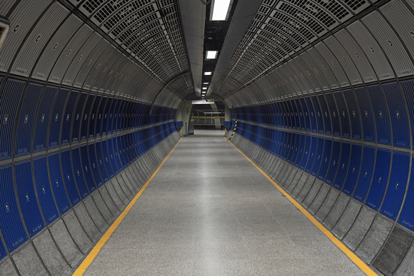 DG253061. Underground passageway. London Bridge. 29.8.16
