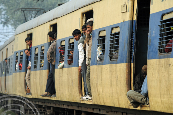 DG69497. Passengers leaving New Delhi. India. 6.12.10.
