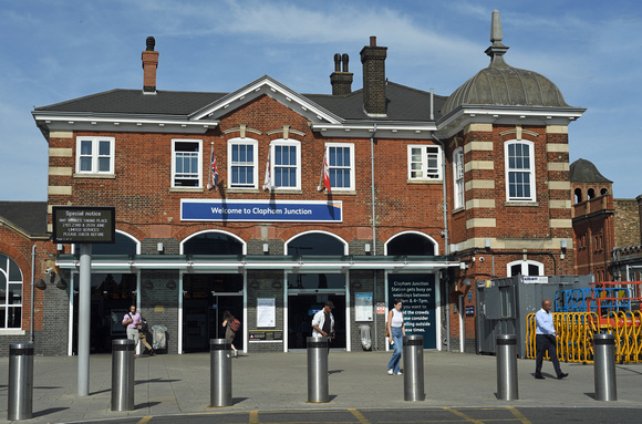 DG374558. Old station building, Clapham. Junction. 21.6.2022.