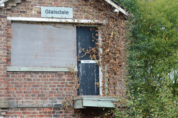 DG197471. Abandoned signlbox. Glaisdale. 4.10.14.