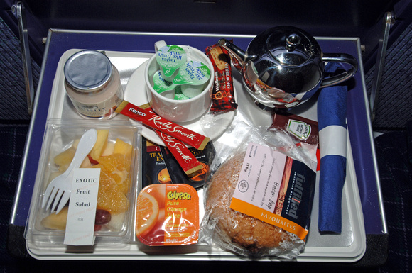 DG04556. Breakfast tray. Caledonian sleeper. 13.9.05.