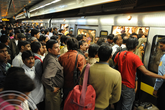 DG76048. Crowds. Yellow line Kashmere Gate. Delhi. India. 7.3.11.