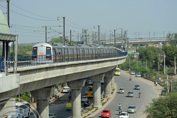 DG75401. Yellow line metro. Guru Dronacharya. India. 25.2.11.