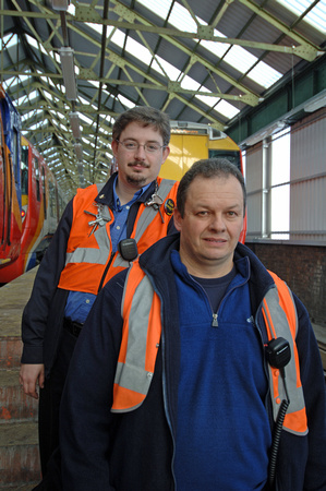 DG08488. Steve Upton and Alan Phillips. Wimbledon Park depot. 29.11.06.