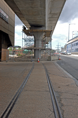 DG01344. Building the DLR extension. Silvertown. London. 1.7.04