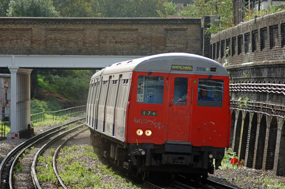 DG08042. Metropolitan line train. 19. 9.2006.