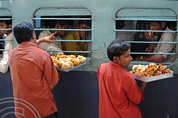 DG77211. Station snack vendors. Vadodara. Gujarat. India. 25.3.11.