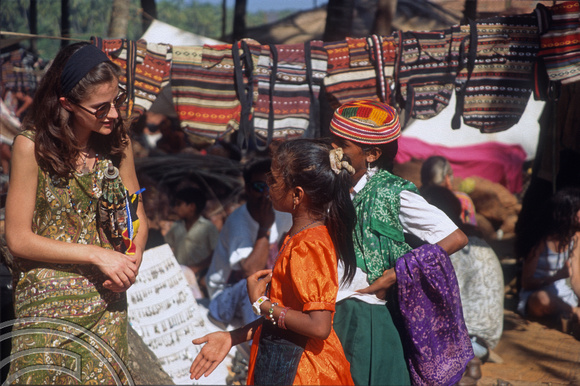 T5607. Westerner shopping. The flea market. Anjuna. Goa. India. December 1995