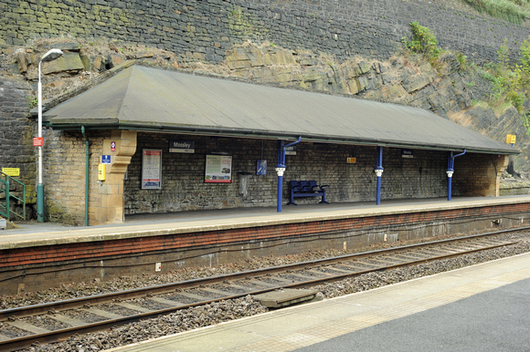 DG92846. Platform shelter. Mossley. 12.9.11.