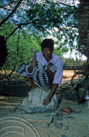 T6637. Sculptor. Mahabalipuram. Tamil Nadu. Indai. 1998.
