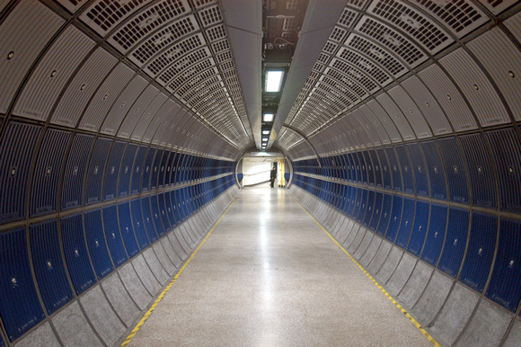 DG01622. Passageway. London Bridge Underground station. 17.8.04.