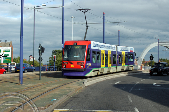 DG01848. WM metro tram 16. Wolverhampton. 4.9.04.