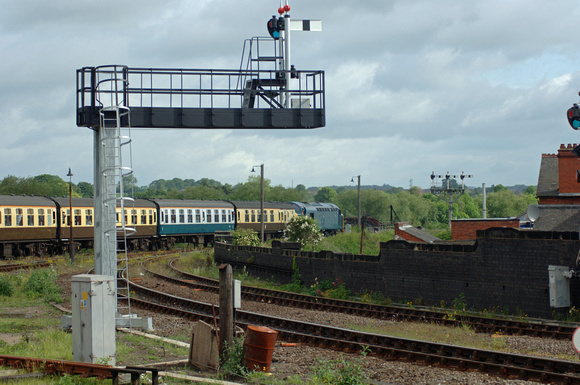 DG03636. 40145 and fake GWR semaphore. Shrewsbury. 4.6.05.