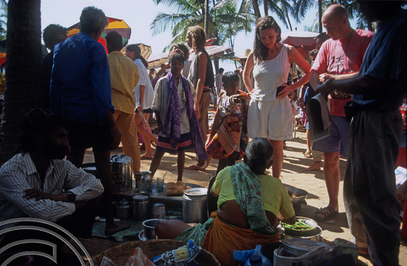 T5615. Heather Butensky shopping. The flea market. Anjuna. Goa. India. December 1995